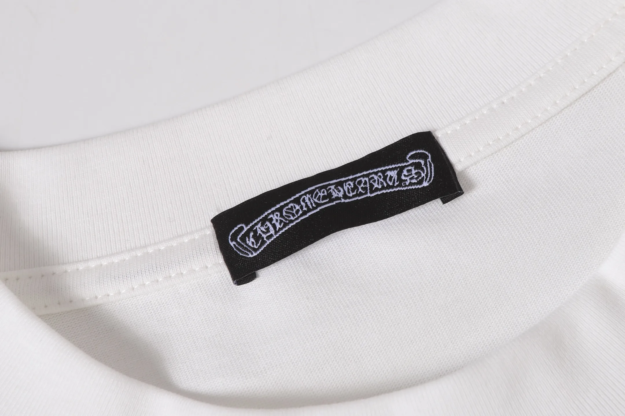 P160 Chrome Hearts CH Chrome Hearts Heavy Industry lip graffiti leather cross ✝️Short-sleeved T-shirt Use imported Tajima machine embroidery Correctly configured Black 2025 Chrome Hearts nylon bag authentic packaging 260 grams of custom-dyed double yarn cotton Large version Loose and stylish Differentiation from low version slim and long version The upper body pulls the hips 100% commitment: top quality Do not make fast food The highest version on the market Top quality - different from the ordinary versions on the market If you care about quality, you should also respect the price. Absolutely 0 after-sales service and 0 return rate so far. It’s hard not to love the style - 260g custom-dyed double yarn fabric - Correct high-density main mark, washed tag, hand-sewn